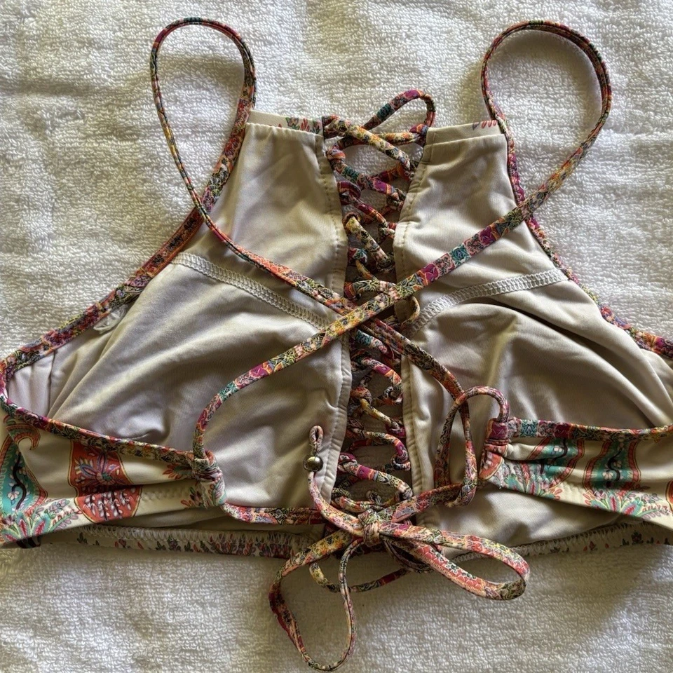 Biquíni de natação Nanette Lepore pequeno estampa paisley com cadarço parte superior - Imagem 2 de 4