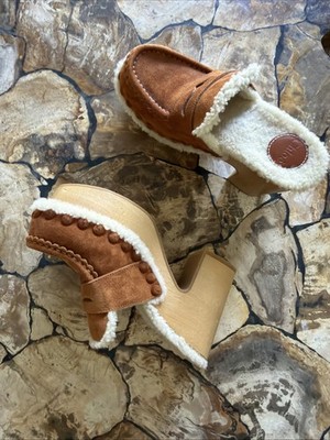 Authentic Chloé Jeannette shearling-lined suede clogs in a beautiful warm brown