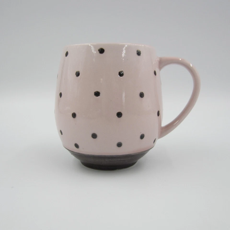 Taza de café rosa de gres de 16 oz con lunares marrones Foto 2 de 4