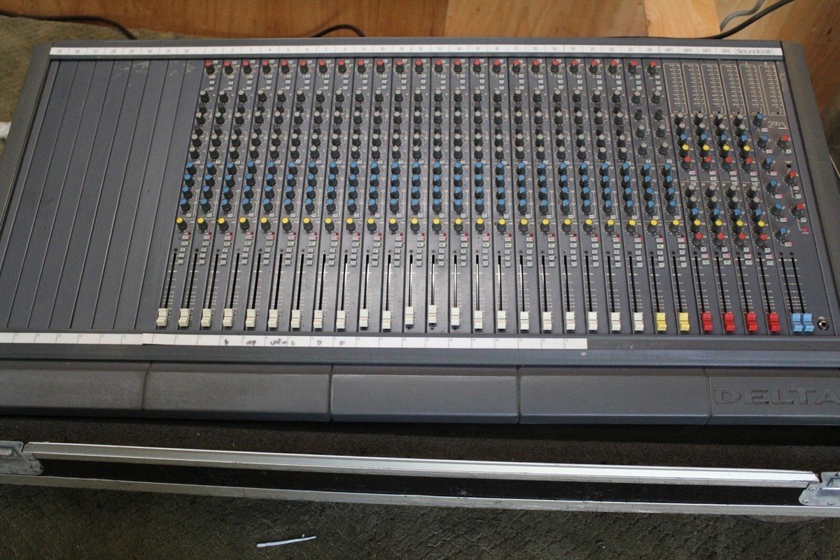 Soundcraft Delta 200 24 Channel Monitor Console With Flight Soundcraft Delta 200 24 Channel Monitor Console With Flight