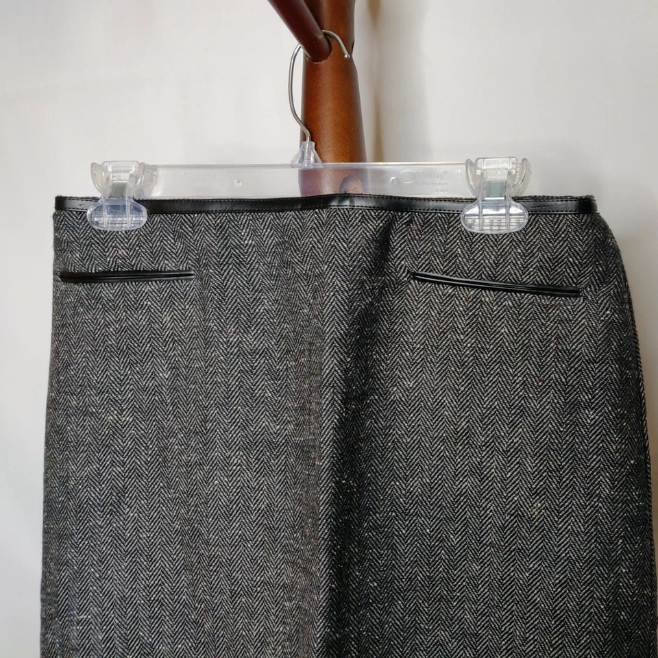 Merona women's 8 skirt black white print back zip 2 pockets leather look trim - Image 3 of 4