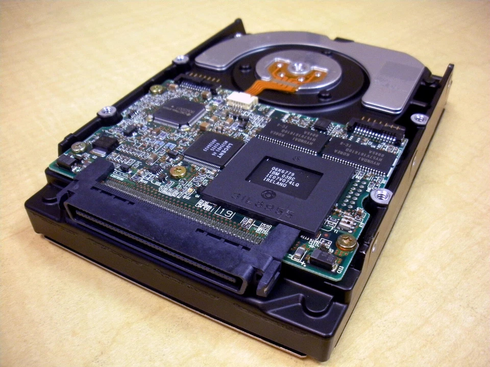 IBM 06P5379 9.1GB 10K 80 Pin LVD/SE SCSI Hard Drive - Image 2 of 3