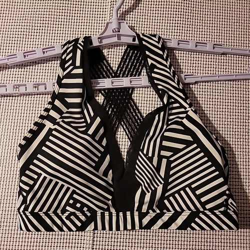 Victoria's Secret VSX Sports Bra Black/White Size M Mesh Crisscross Straps - Picture 1 of 8