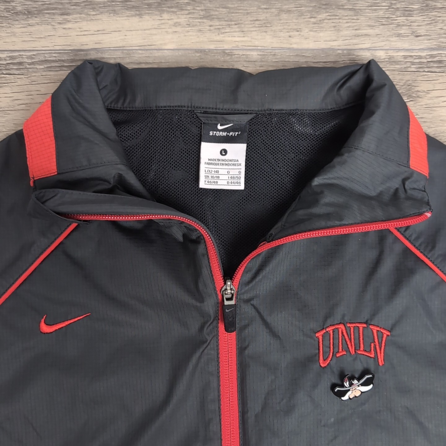 SACAI X NIKE Giacca a vento vintage Y2K Nike UNLV donna L Fit Storm full zip nera e rossa
