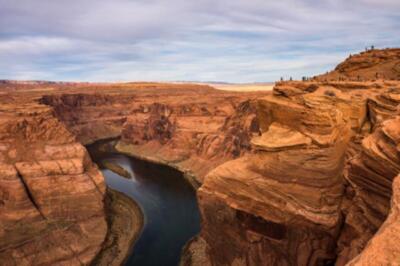 Wandbild: Touristen am Rande des Horseshoe Bend in Arizona (118384799)