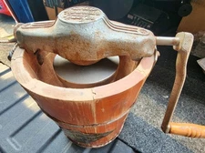 VINTAGE WHITE MOUNTAIN 4-QUART? HAND CRANK ICE CREAM MAKER FREEZER - Made in USA