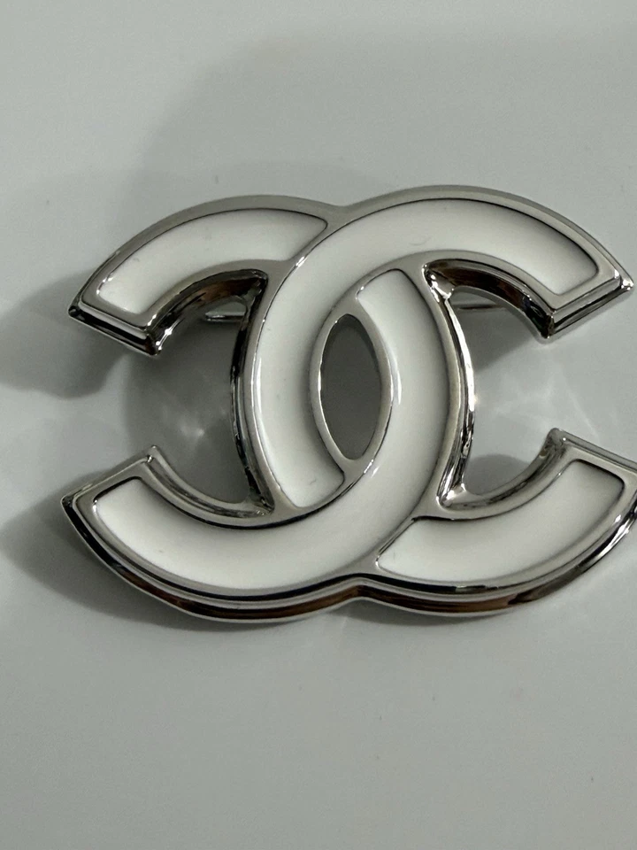 Broche Chanel Clásico Logo Pin Blanco Plata Estampado PREMADO EXCELENTE ESTADO Foto 2 de 3