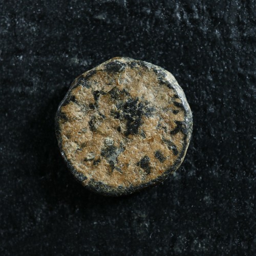 Marcian AE10 450-457 monogram within wreath - Picture 2 of 2