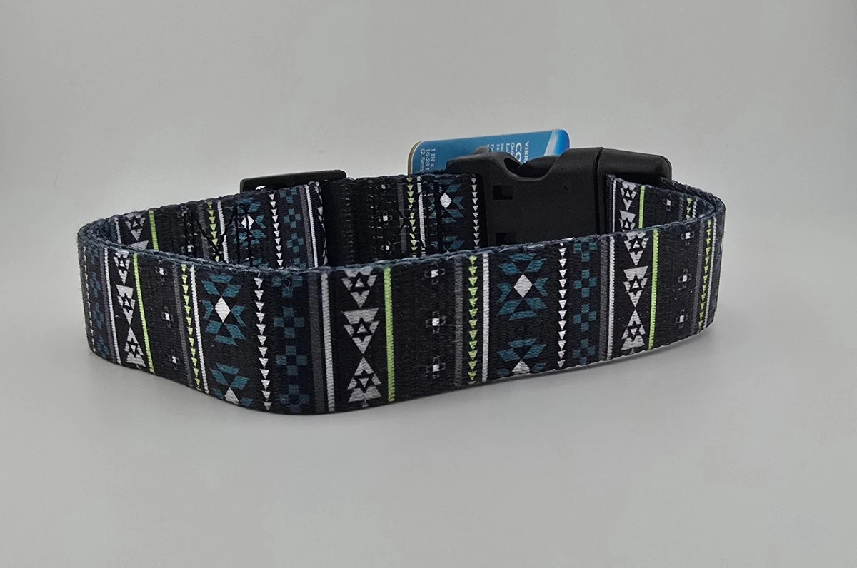 Cane Giallo Di Labrador Retriever Con La Bandana Della Bandiera Americana 106338780