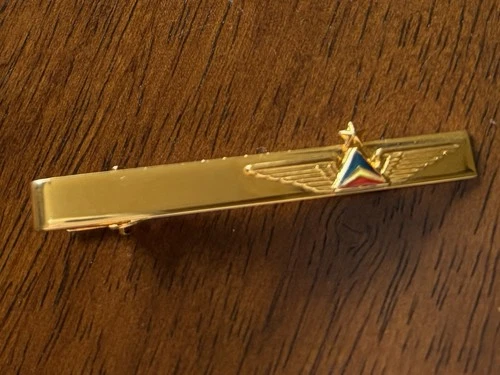 Hard To Find VTG Pilot Delta Air Lines Gold Tone Tie Clip Wings & Widget Logo - product listing photo