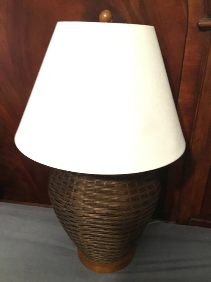 Lámpara de mesa de ratán Ralph Lauren con pantalla. Base redonda de madera tejida Foto 3 de 4