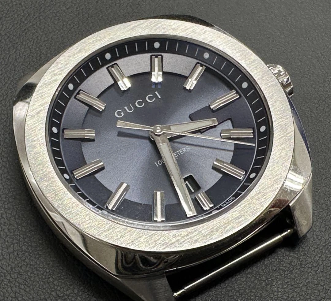 Grande montre Gucci 142.3 cadran bleu marine boîtier quartz argent, sans ceinture, fonctionne