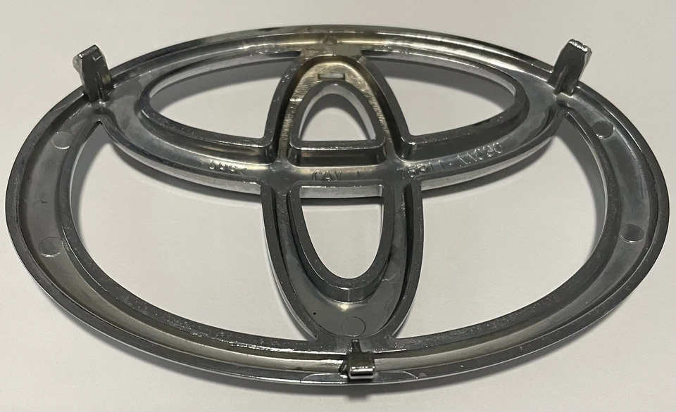 Toyota Camry 2002-2006 2003-2008 Matrix y Corolla emblema delantero OEM 75311-AA030 Foto 2 de 3