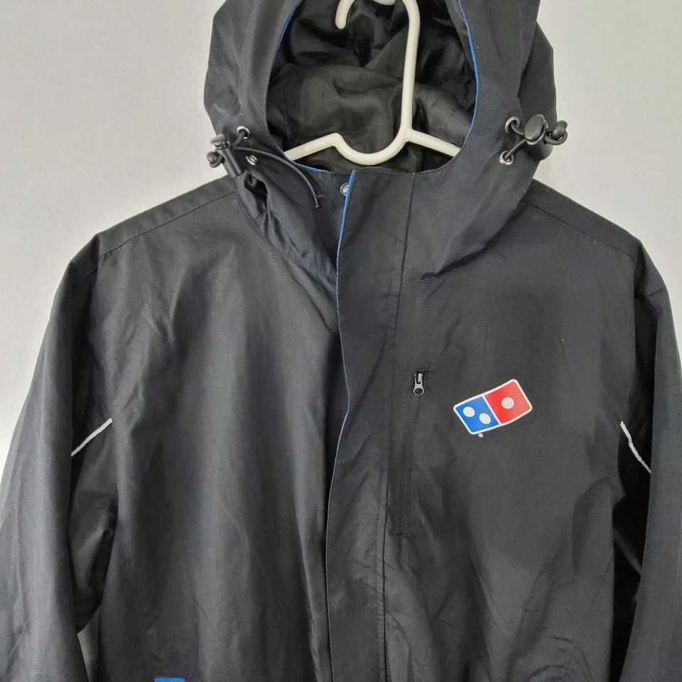 Jaqueta de chuva Dominos Gear preta uniforme funcionário com capuz reflexiva impermeável P - Imagem 4 de 4