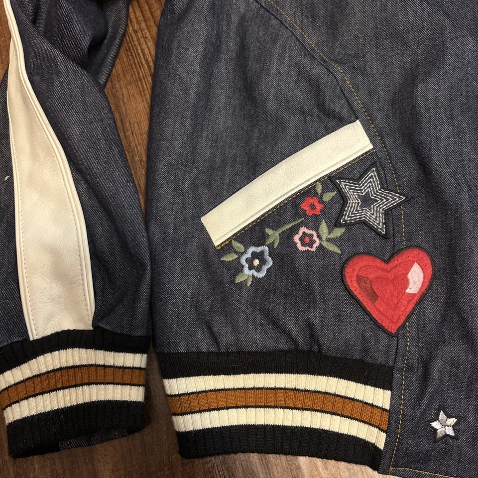 Chaqueta Coach Varsity de cuero y mezclilla $795 Foto 2 de 4