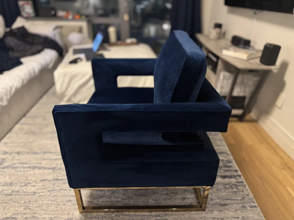 Silla de terciopelo azul Avery con marco dorado - Asiento de acento moderno Foto 3 de 4