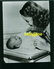 SHIRLEY TEMPLE VINTAGE 7X9 PHOTO 1948 WITH HER NEW BABY DAUGHTER LINDA SUSAN