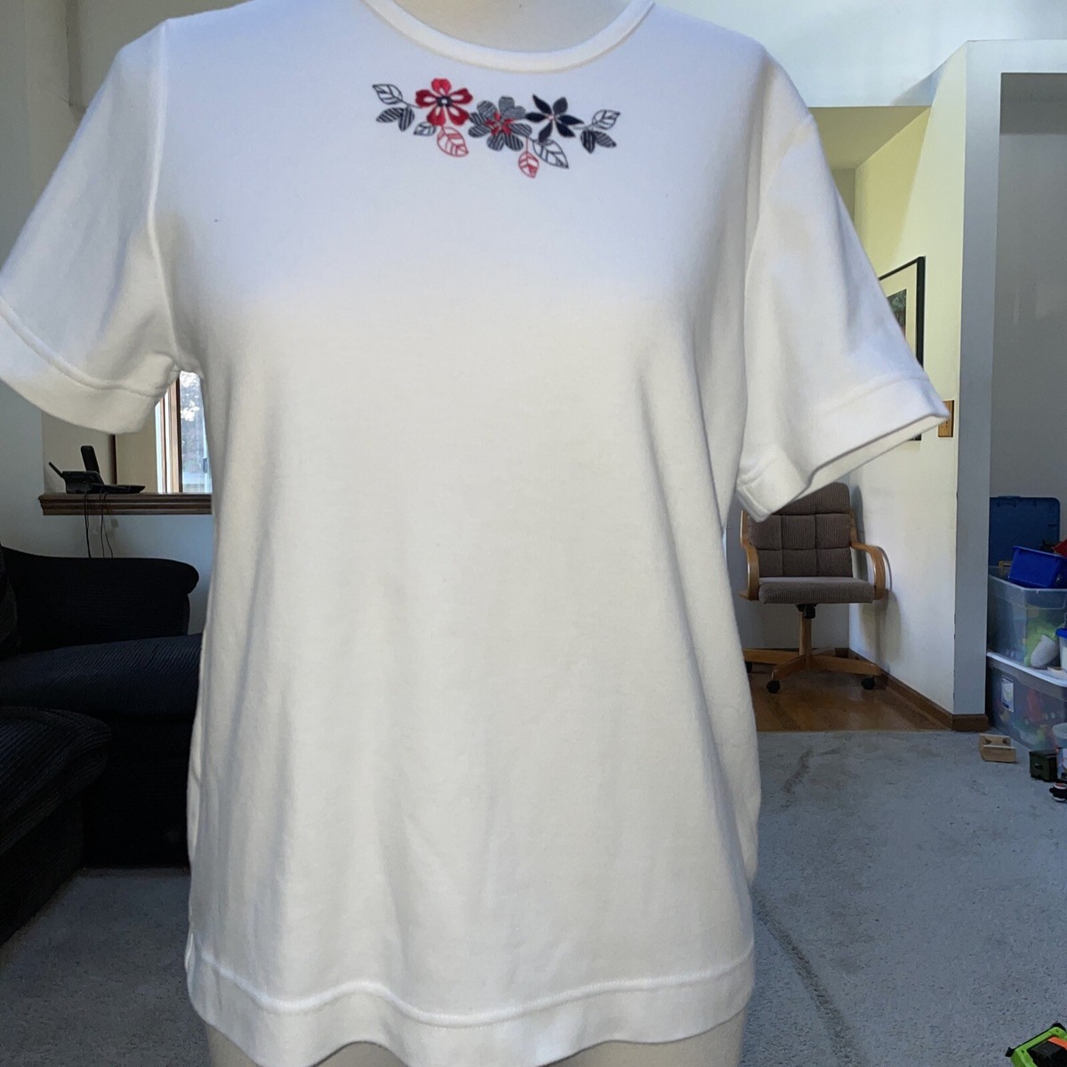 Classics by Jantzen Embroidered Flower Misses T-Shirt White Size