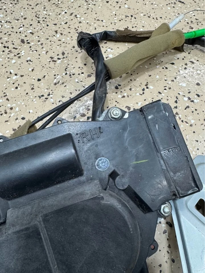 01-06 LEXUS LS430 前门左右门锁激活器 原始设备制造商 带软自动关闭 — 第 2/4 张图片