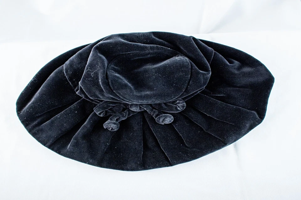 Antiguo sombrero boina BRIAR CLIFF de terciopelo negro liso para mujer de 1920 talla S 6,3/4 Foto 2 de 4