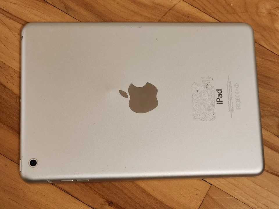 Ipad mini 1st gen black AS-IS, Fully Working, Cracked Screen FOR SERVER/DISPLAY - Image 3 of 4