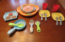 Fisher-Price Servin' Surprises Kitchen Table Replacement Tray, Pizza Dishes