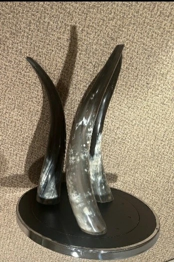 18 in. Mesa auxiliar vintage de 3 patas con cuernos originalmente $1,500. Foto 3 de 3