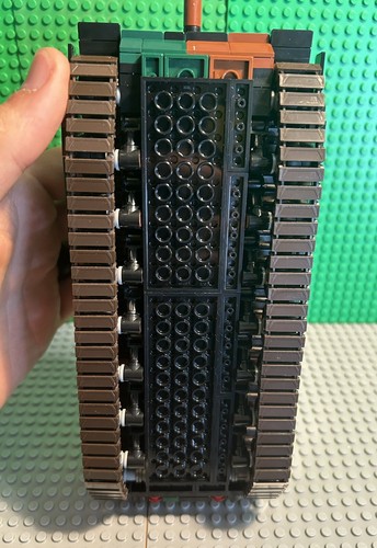 Lego Brickmania - Leopard 2A6 MBT Kit With German Tank Crewmen - Picture 5 of 7