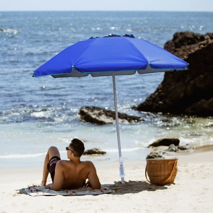 Sombrilla de playa plegable de 6,5 pies con anclaje de arena, inclinación y ventilación a prueba de viento para viajes Foto 3 de 4