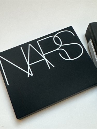 Polvo de ajuste prensado reflectante de luz NARS 10 g - SABLE nuevo - Imagen 4 de 5