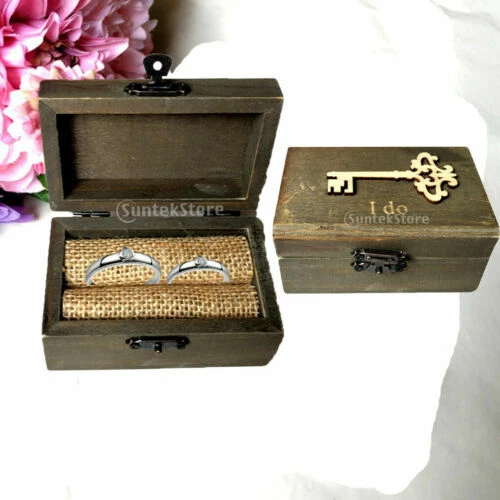 Cuscini portafedi e cestini neri per il matrimonio