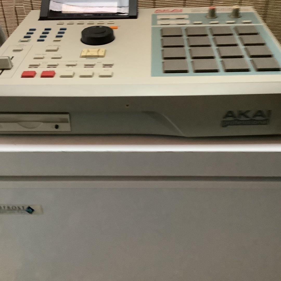AKAI professional MPC2000XL Sampler Sampling Sequencer Drum