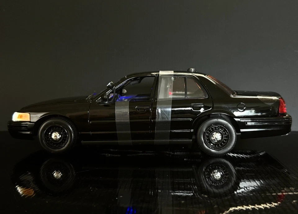 2001 Ford Crown Victoria LX Sedan Black Slick Top Undercover 1/18 With Lights - Image 4 of 4