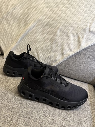 On Cloud Monsters Herren Größe 10 Laufschuhe alle schwarz (lesen)