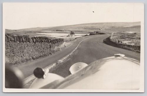 RPPC Blick vom Oldtimer Motorhaube Auto Landstraße Moorlandschaft 30er Jahre