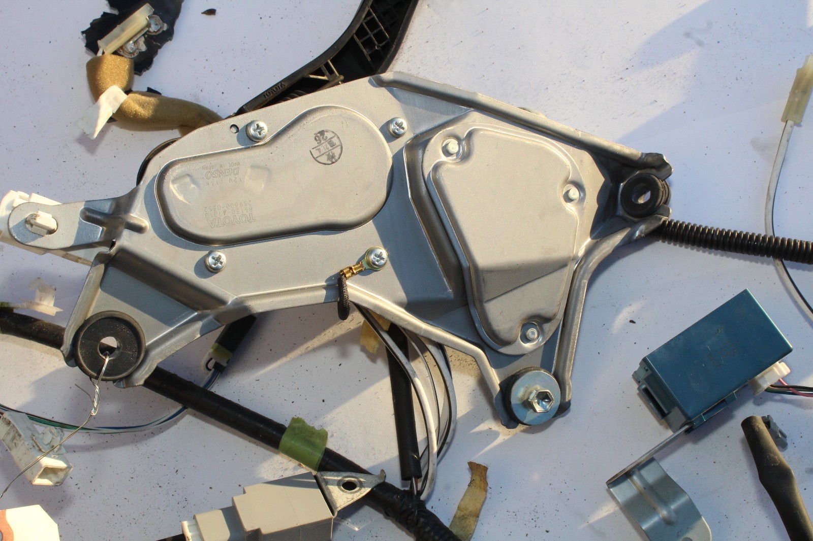 20042009 TOYOTA PRIUS REAR WINDSHIELD WIPER ASSEMBLY ARM MOTOR