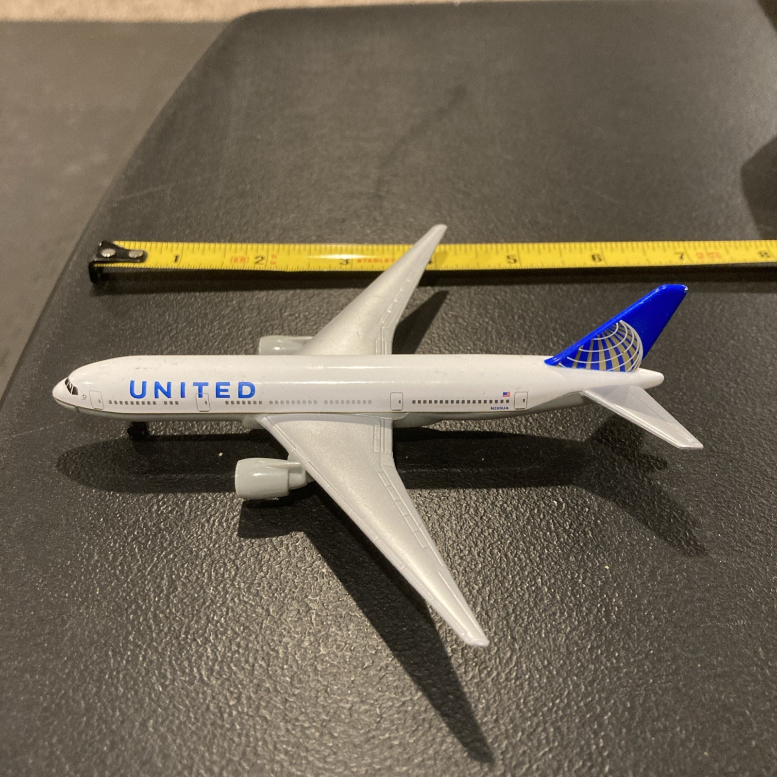 Realtoy United Airlines Boeing 777-222(ER) N209UA Airplane Collectible Diecast