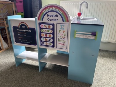 Chad Valley Kinder Holz Krankenhaus Medizinisches Zentrum Arzt Rollenspiel Spielzeug Set Regenbogen