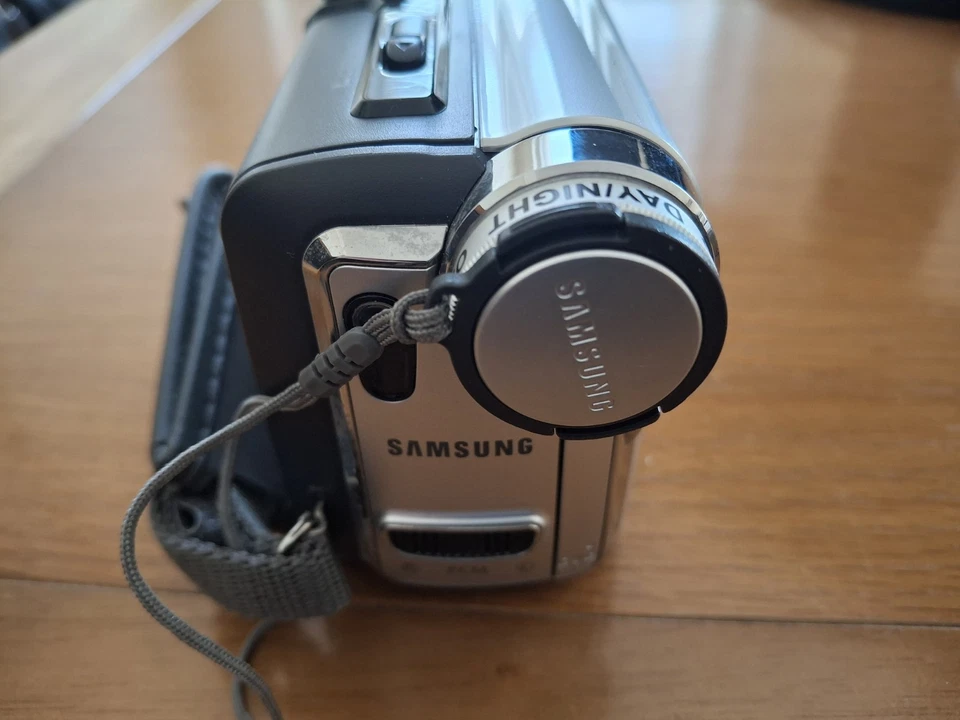Samsung Camcorder with accessories and carrying case. - Image 4 of 4