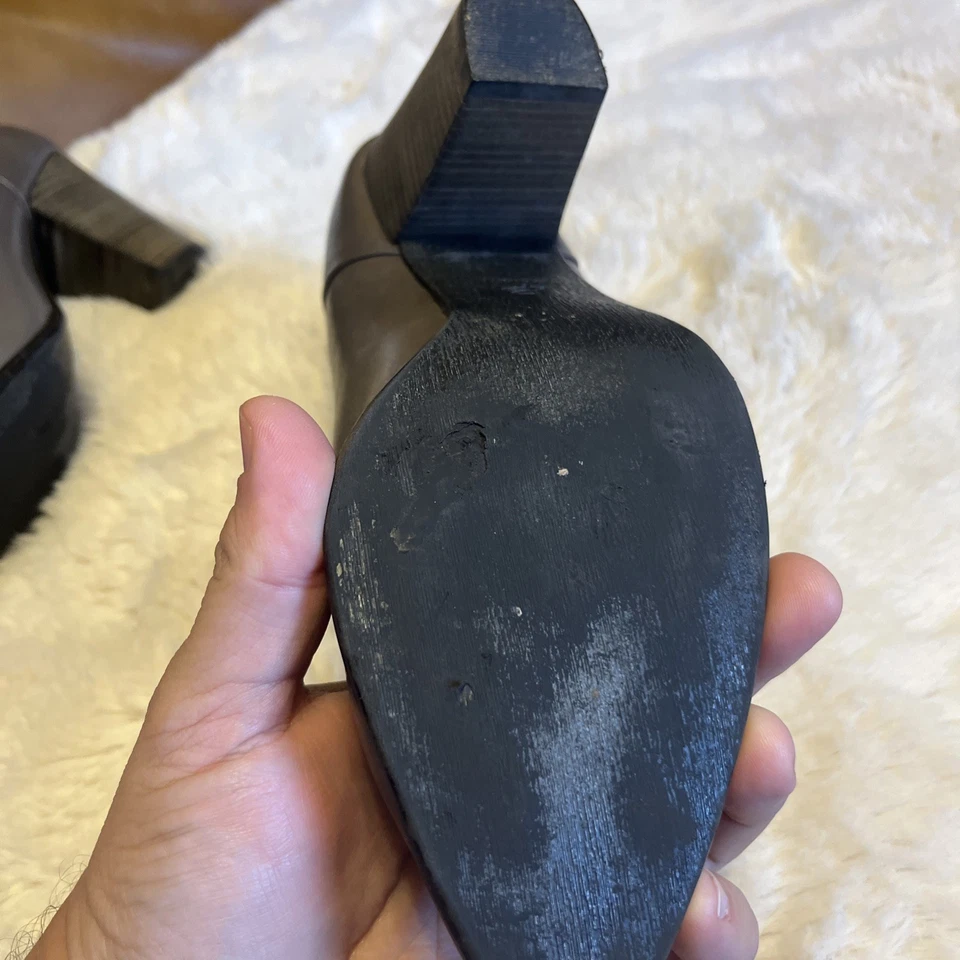 Bota de cuero occidental con tachuelas al tobillo gris gris B. Makowsky para mujer Quincy 7,5 M Foto 3 de 4