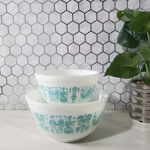 Pyrex Amish Butterprint Nesting Mixing Bowls 401 1 1/2 pt and 402 1 1/2 qt READ