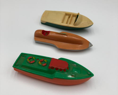 Lotto 3 barche giocattolo vintage in plastica dura 3" e 3,5" - Foto 1 di 4