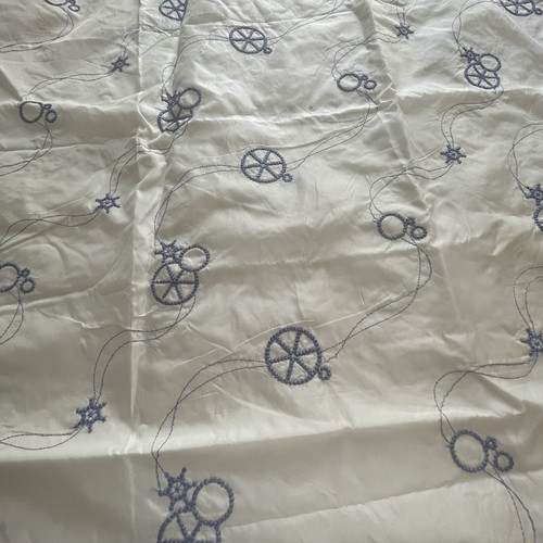 Pieza de tela satinada bordada con estabilizador blanco roto/azul 48 pulgadas x 58 pulgadas bebé, cama - Imagen 2 de 8