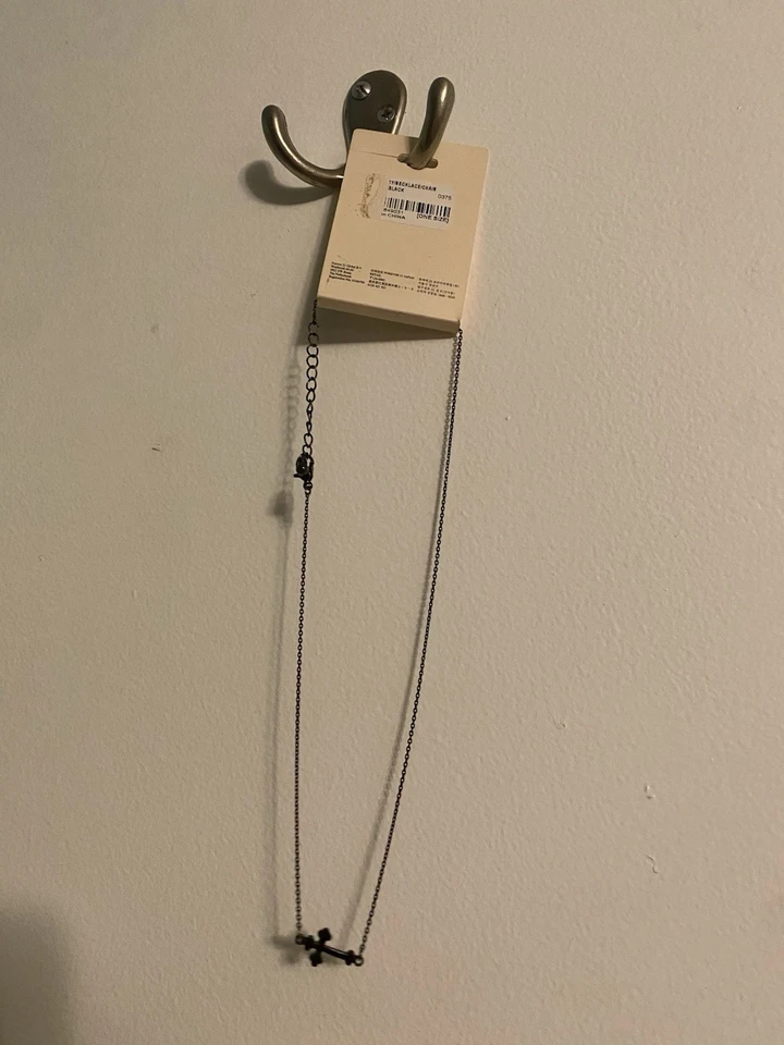 Colar cruz assimétrico preto Forever 21 - Imagem 3 de 3