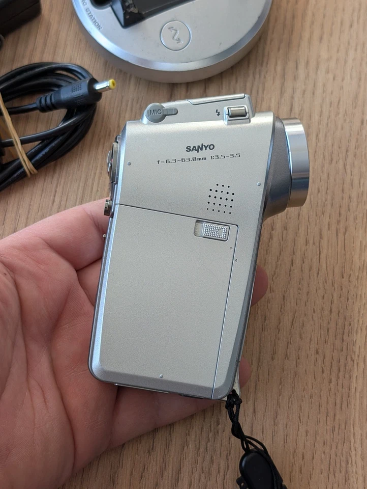 Sanyo Xacti VPC-HD1 Digital Movie Camera Digicam W/ Accessories. Full Working! - Image 4 of 4