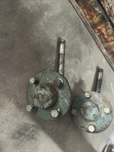 I USED YM2200 FRONT KEY WAY Spindle And Hub - Picture 3 of 6