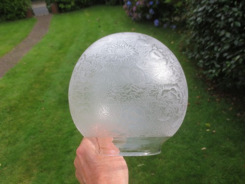 SUPERB ANTIQUE CRYSTAL ETCHED ROUND GLASS GLOBE PATTERN DUPLEX OIL LAMP SHADE - Picture 12 of 17