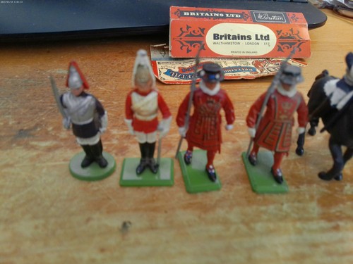 14 BRITAINS REGULAR & DEETAIL BRITISH GUARD & SOLDIER FIGURES - Picture 2 of 7