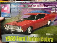 AMT 31745 1969 FORD TORINO COBRA W/NASCAR PARTS 1/25 Model Car Mountain Niob si