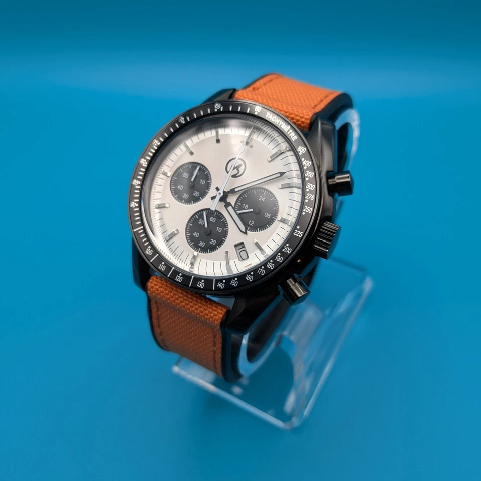 Esfera blanca y bisel taquímetro negro | Correa naranja | Movimiento Seiko VK63 Foto 2 de 4